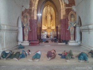 Bagan - Ananda sleeping people