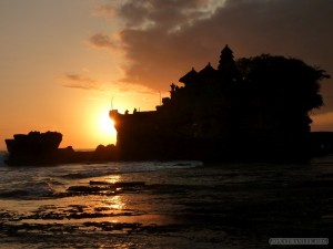 Traveling around Bali - Tannah Lot sunset 2