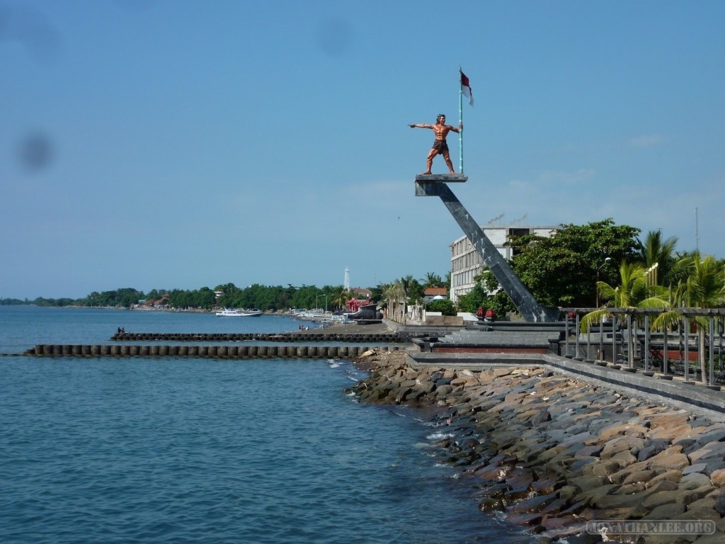 Traveling around Bali - pointing statue