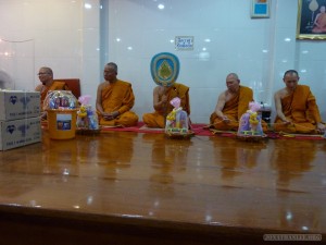 Bangkok meditation - monks 1