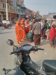 Battambang - monks getting food