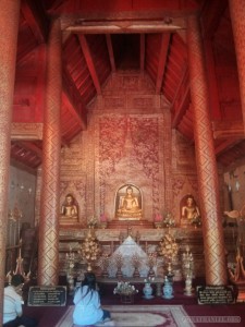Chiang Mai - Wat Pra Singh gold on red 1