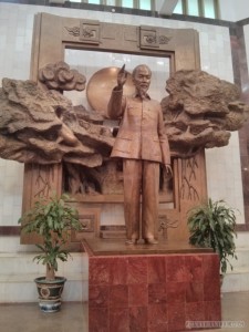 Ho Chi Minh Museum statue