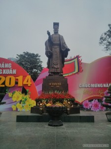 Ly Thai To statue