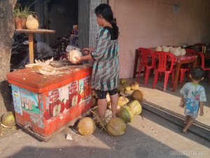 Kampot - coconut cutting