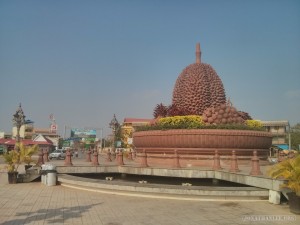 Kampot - durian roundabout