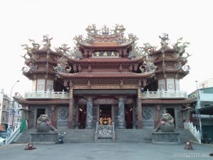 Kaohsiung - lotus pond another temple 1