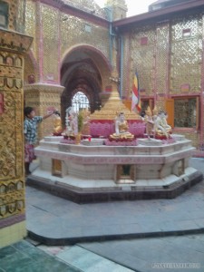 Mandalay - Su Taung Pyi Pagoda washing buddha