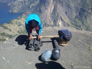 Mount Rinjani - porter loading equipment