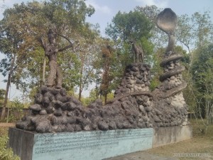 Nong Khai - Sala Keoku 18 archer vs dog and snake