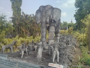 Nong Khai - Sala Keoku 2 elephant and dogs