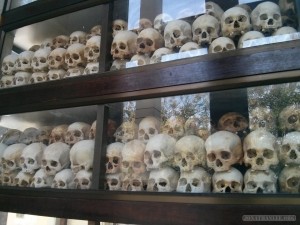 Phnom Penh - Choeung Ek skulls 2