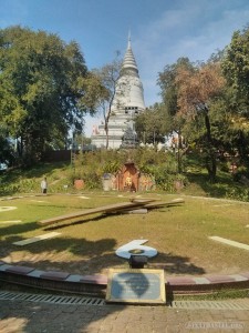 Phnom Penh - Wat Phnom giant clock