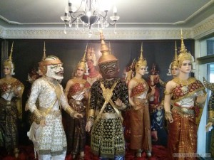 Phnom Penh - royal palace costumes