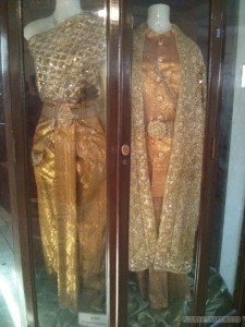 Phnom Penh - royal palace gold king dress