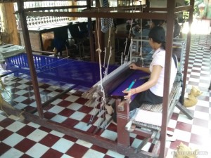 Phnom Penh - royal palace loom weaving