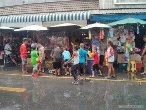 Songkran in Bangkok - Chatuchak kids 1