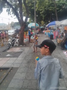 Songkran in Bangkok - Khao San dueling kids 1