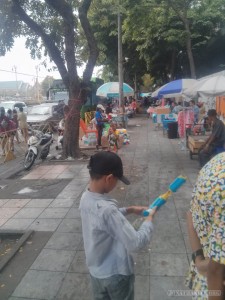 Songkran in Bangkok - Khao San dueling kids 2