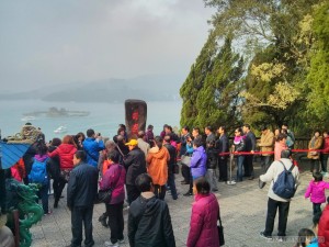Sun Moon Lake - Xuanguang temple tourists