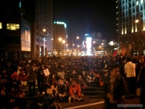 Taipei 101 New Years 2014 fireworks - crowd gathering 1