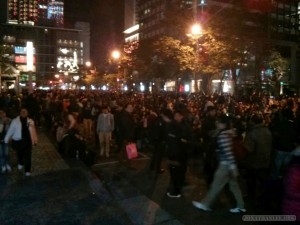 Taipei 101 New Years 2014 fireworks - crowd gathering 2