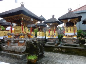 Ubud - Balinese temple skirts