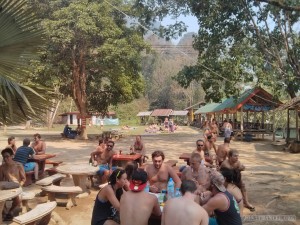 Vang Vieng - Blue Lagoon suntanning