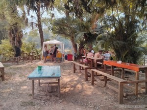 Vang Vieng - tubing first bar 0