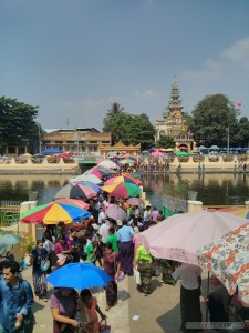 Yangon - Maha Wizaya Pagoda crowded bridge