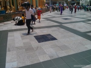 Yangon - Shwedagon pagoda hot floors